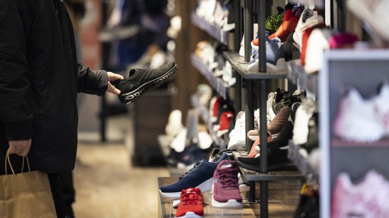 NextImg:US consumer confidence improved in March | CNN Business