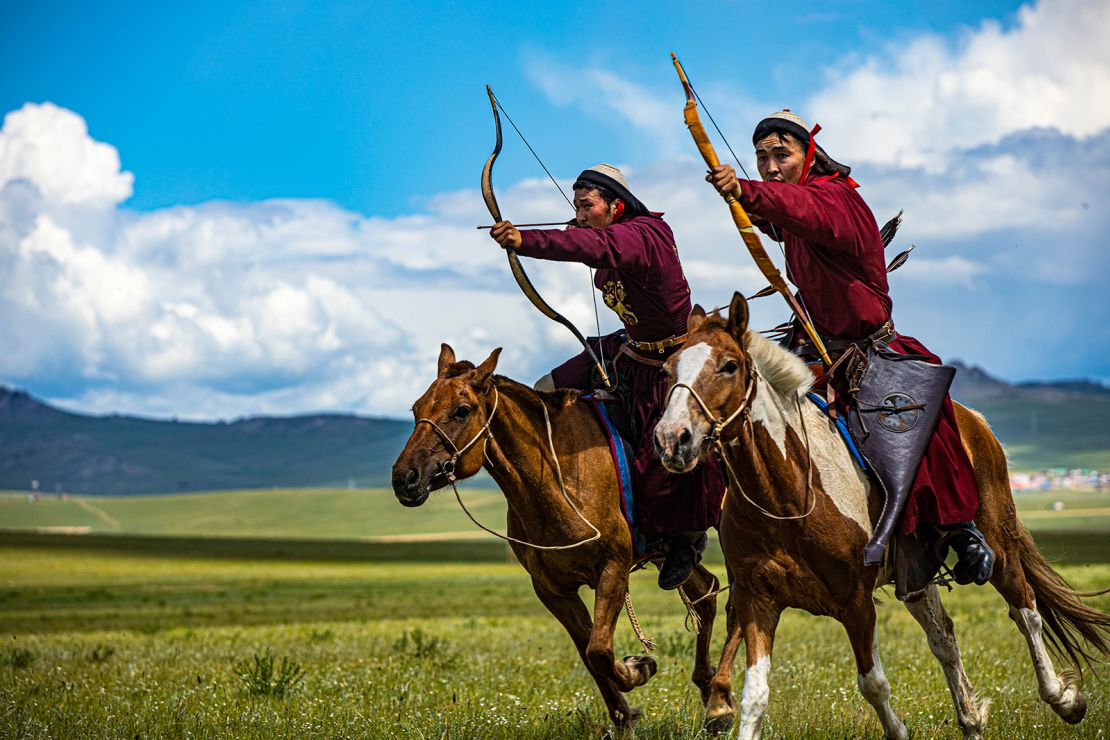 O tiro com arco da Mongólia está de volta. 