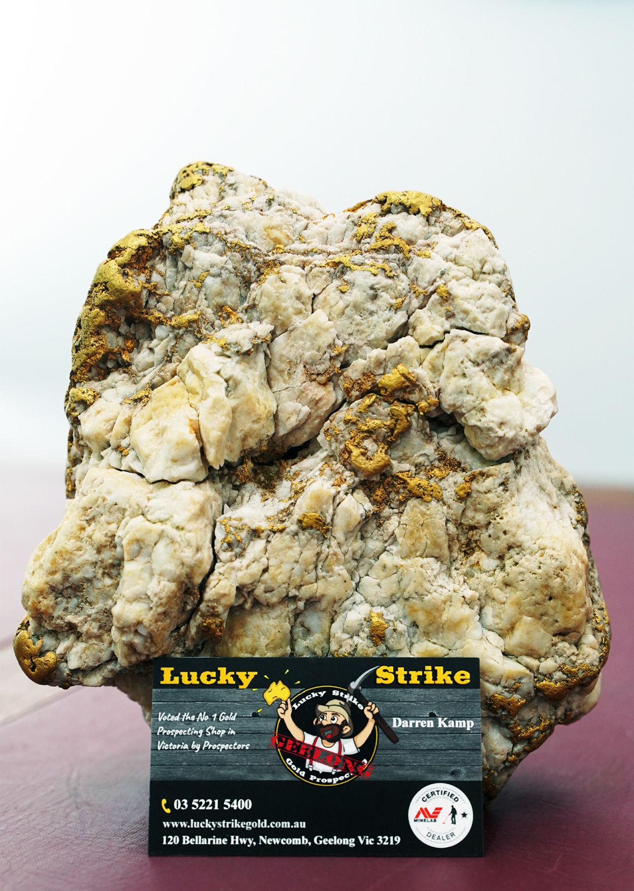 La roca llena de oro pesa 4,6 kilogramos (10,1 libras), y el metal precioso constituye 2,6 kilogramos (5,7 libras).