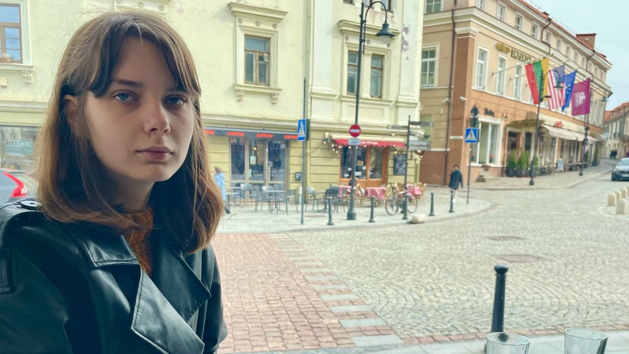 Olesya Krivtsova, 20, en Vilnius, Lituania, después de huir de Rusia.