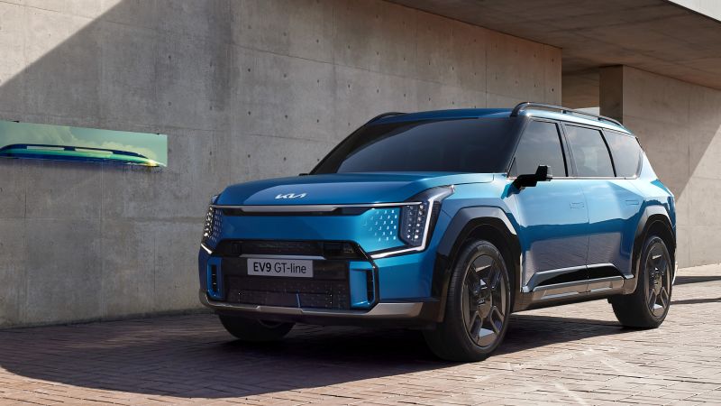 NextImg:The big, electric Kia EV9 has carpets made out of recycled fishing nets | CNN Business