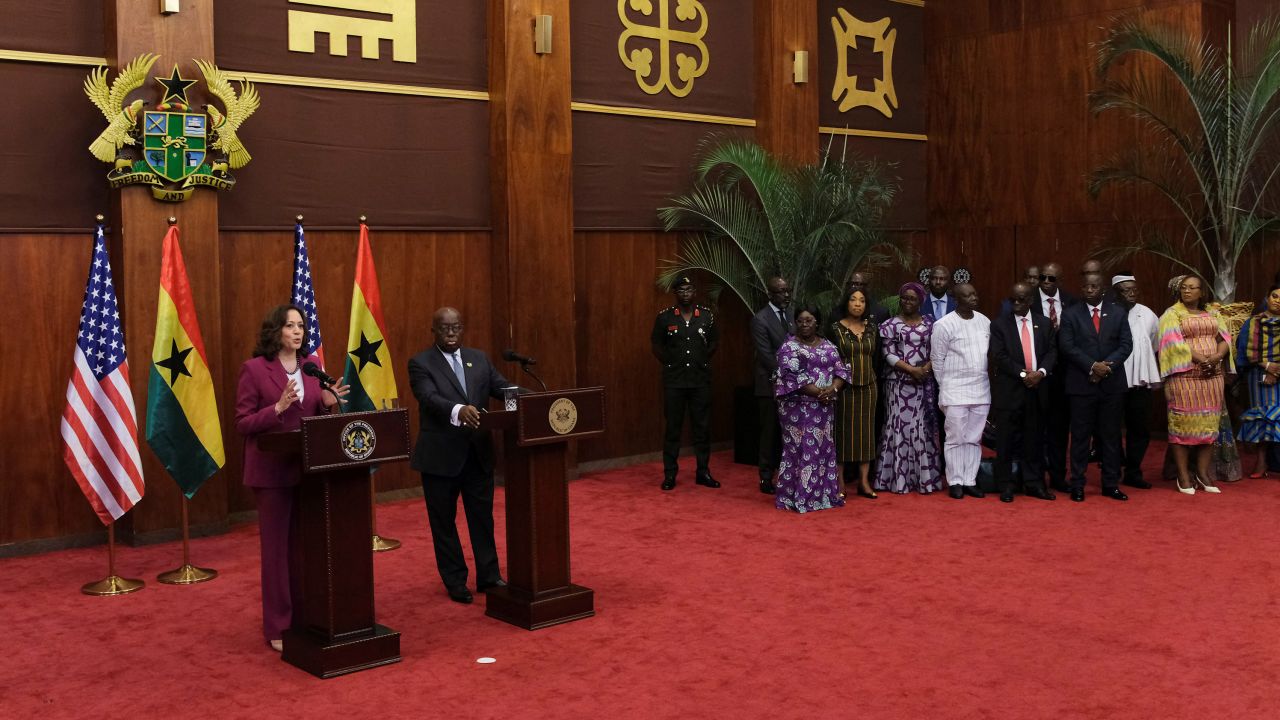 La vicepresidenta de Estados Unidos, Kamala Harris, y la presidenta de Ghana, Nana Akufo-Addo, se dirigen a la prensa durante su viaje de una semana a Ghana, Tanzania y Zambia, en Accra, Ghana, el 27 de marzo de 2023.
