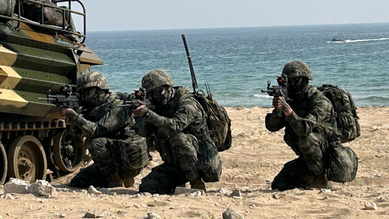 Las tropas estadounidenses y surcoreanas participan en el Ejercicio Ssang Yong en Pohang, Corea del Sur, el 29 de marzo.
