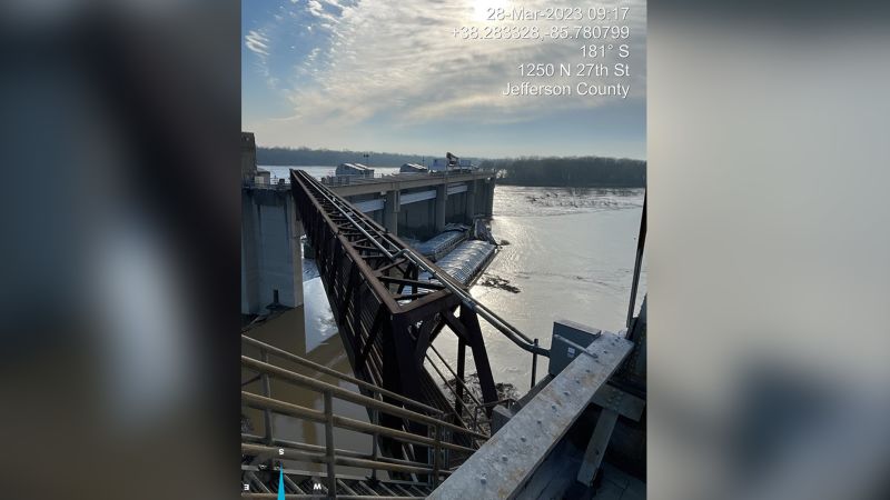 No evidence of leak as crews in Kentucky work to remove 3 barges stuck in Ohio River, 1 containing methanol | CNN
