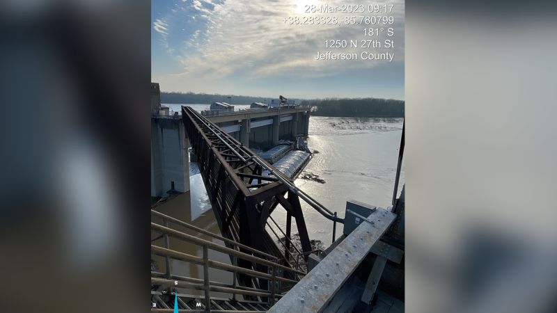 NextImg:No evidence of leak as crews in Kentucky work to remove 3 barges stuck in Ohio River, 1 containing methanol | CNN