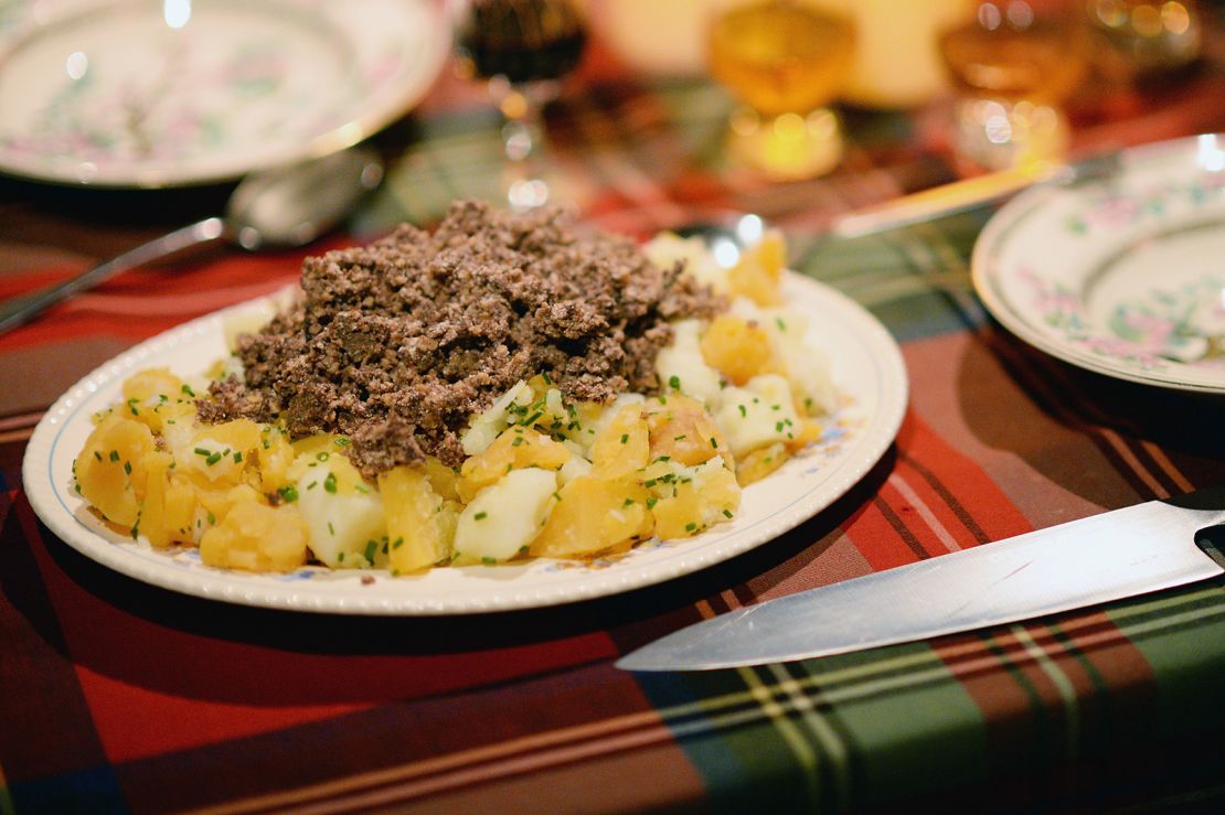 Haggis wird traditionell mit Rüben serviert.