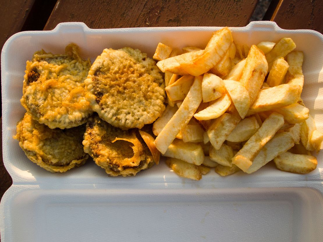Frittierter Haggis ist oft ein Grundnahrungsmittel schottischer Fish-and-Chip-Läden. 