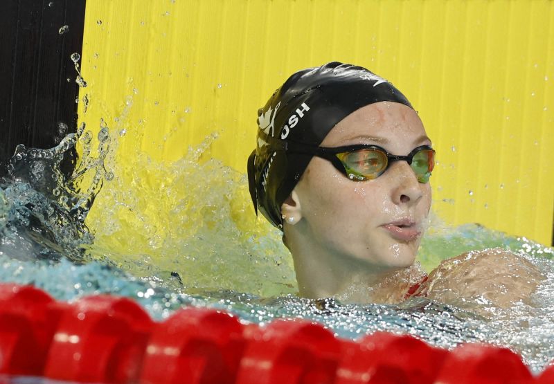 Canadian Teenager Smashes 400m Freestyle Swimming World Record | CNN