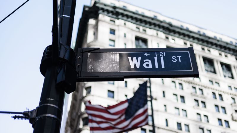 Read more about the article The average Wall Street bonus fell by 26% last year – CNN