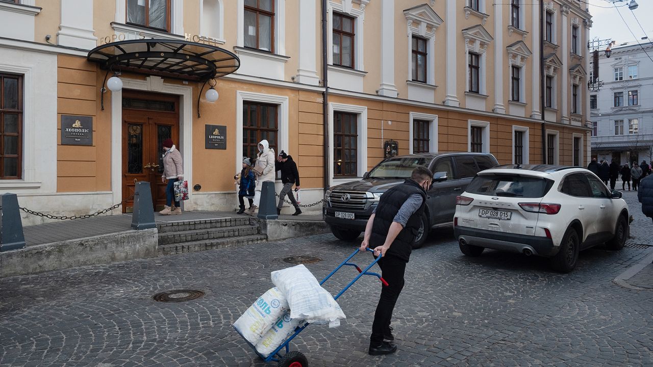 Hotel penuh, pusat peranginan ski yang sibuk: Mengapa sektor pelancongan Ukraine mengalami perang yang sibuk