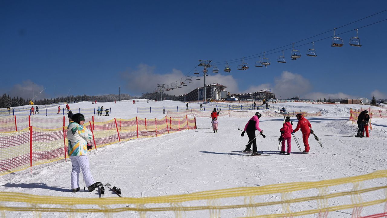 La estación de esquí ucraniana de Bukovel se encuentra a unos 640 kilómetros al suroeste de Ucrania, en las montañas de los Cárpatos.