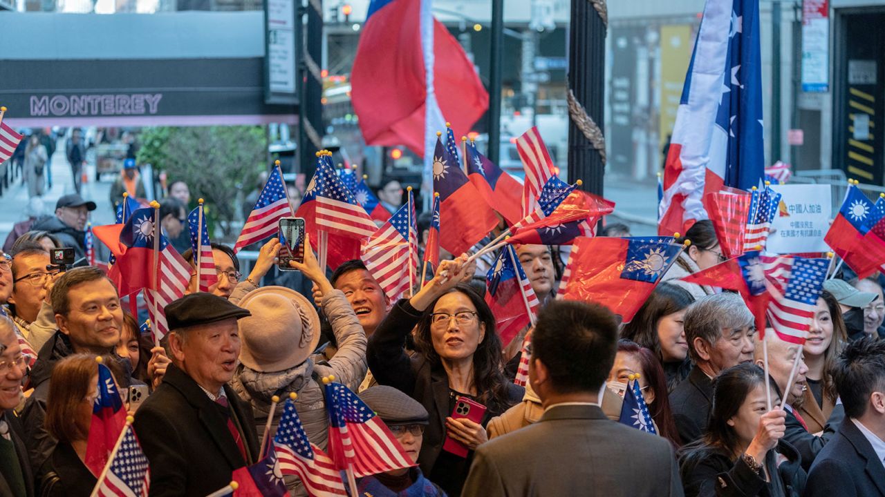 Los partidarios se reúnen durante la llegada de la presidenta taiwanesa Tsai Ing-wen al Hotel Lotte de Manhattan en la ciudad de Nueva York el 29 de marzo de 2023. 