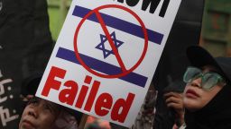 JAKARTA, INDONESIA - MARCH 20: Hundred of protesters hold a protest near the State Palace in Jakarta, Indonesia on March 20, 2023. The protesters demanded the Indonesian government reject Israeli soccer team participation in the upcoming FIFA U-20 World Cup which will be hosted in Indonesia. (Photo by Eko Siswono Toyudho/Anadolu Agency via Getty Images)