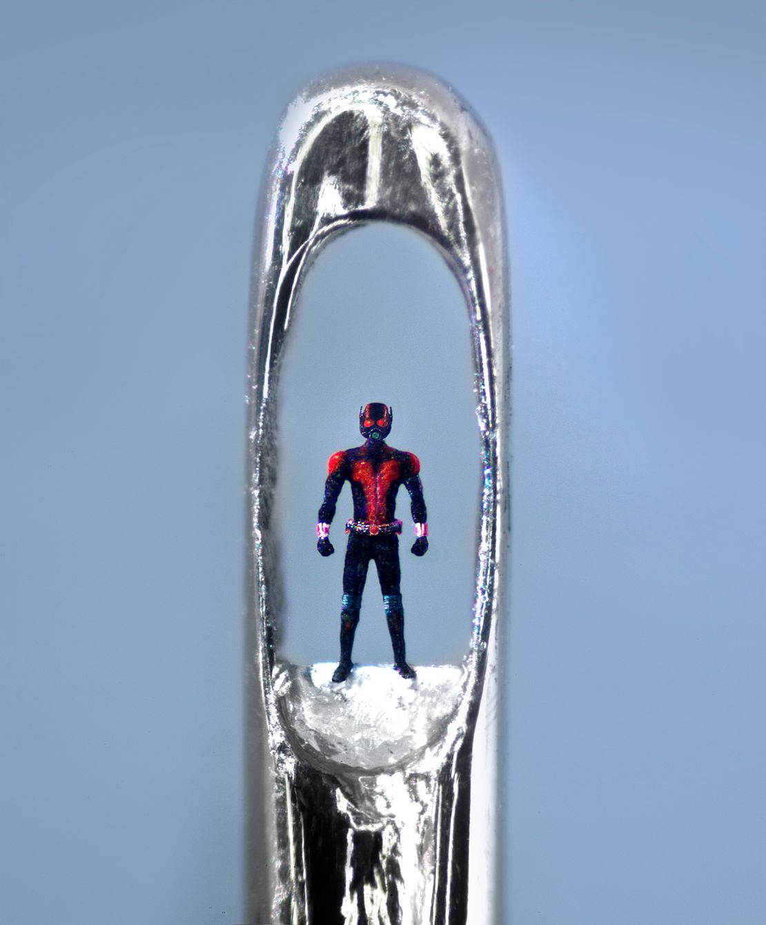 The artist uses his eyelash to paint sculptures and can only move between each heartbeat in order not to make a mistake. Here is his sculpture "Ant-man."