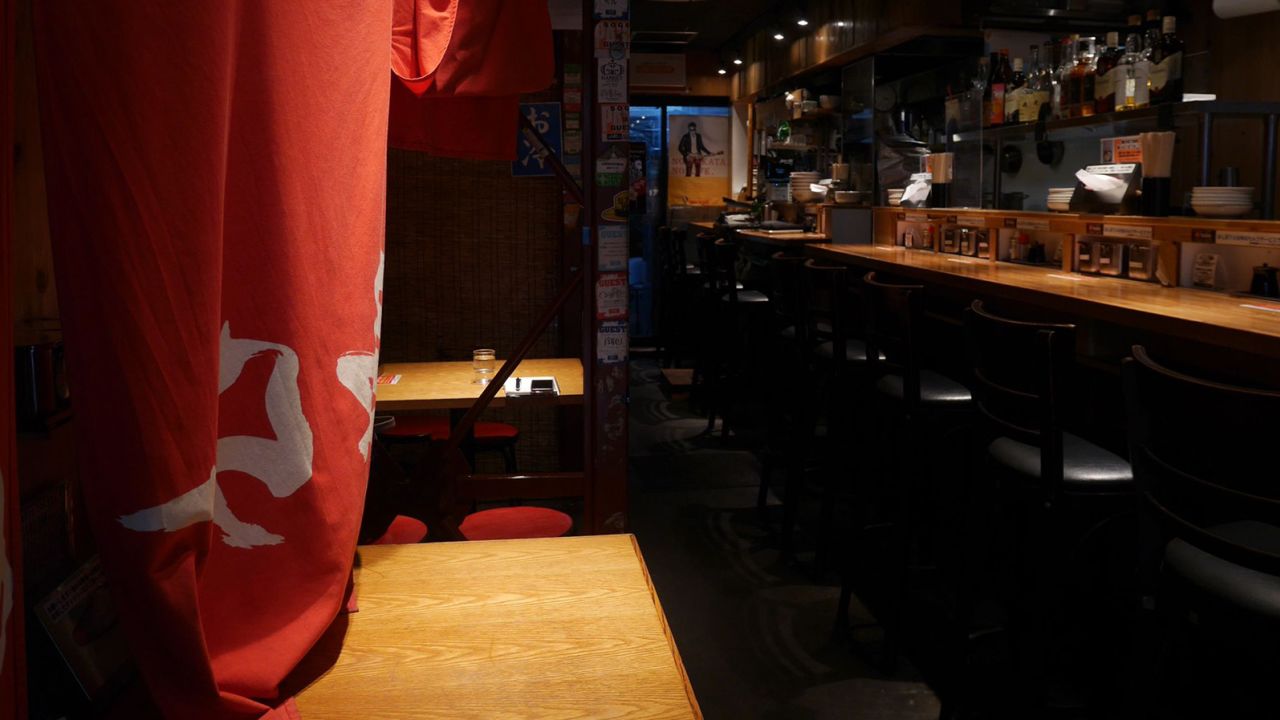 The owner of Tokyo ramen restaurant Debu-chan wants diners to focus on the food, not their phones. 