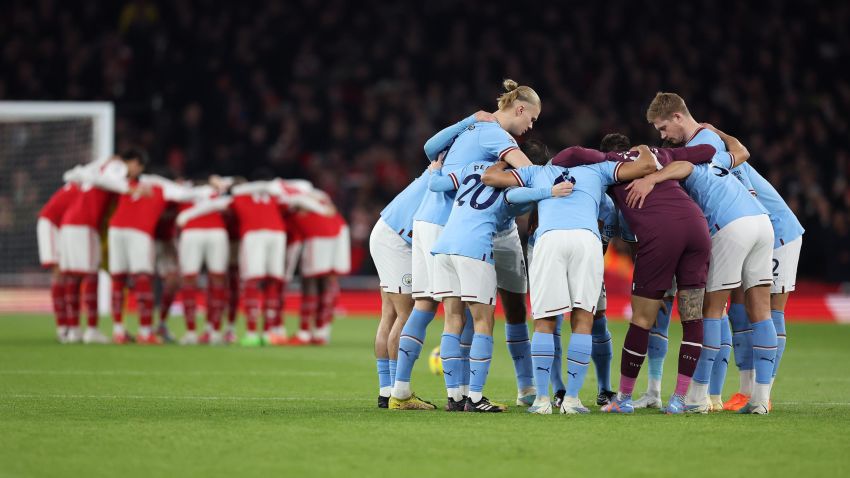 LONDON, ENGLAND - FEBRUARY 15: Arsenal and Manchester City teams huddle before the Premier League match between Arsenal FC and Manchester City at Emirates Stadium on February 15, 2023 in London, England. (Photo by Julian Finney/Getty Images)