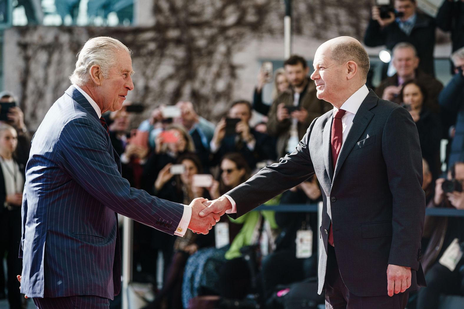 German Chancellor Olaf Scholz welcomes the King to the Chancellery on Thursday. 