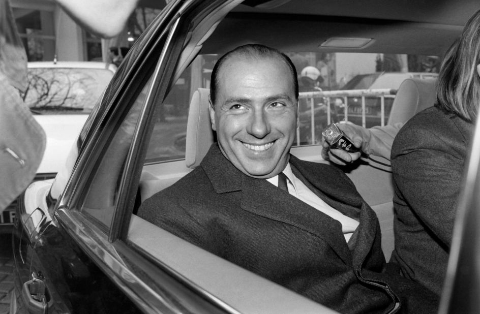 Berlusconi largohet nga një konferencë shtypi e vitit 1985 në Paris.