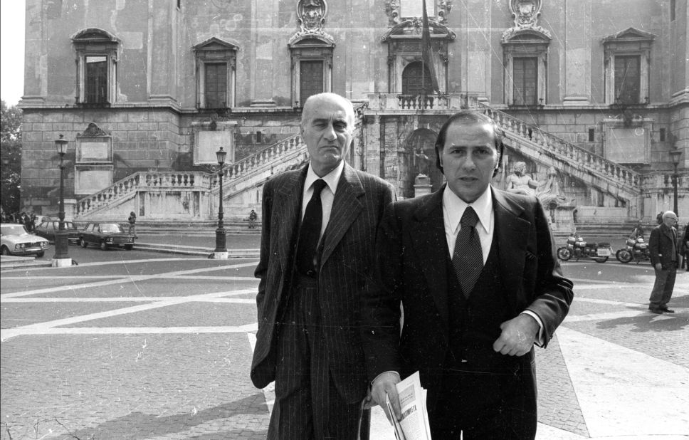 Berlusconi, djathtas, me gazetarin Indro Montanelli në 1977.