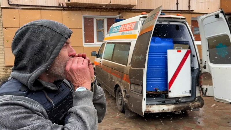 Video: Volunteers provide lifeline to civilians on Ukrainian front line by delivering water | CNN