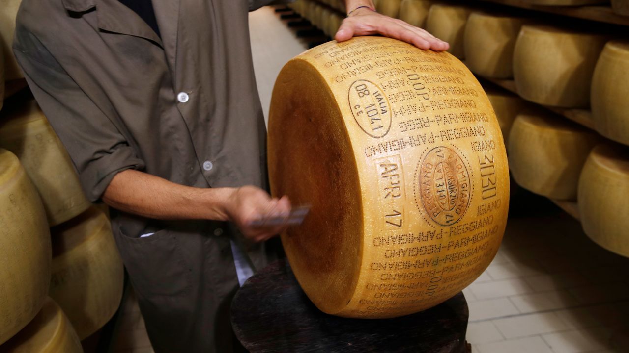 Una inspección de control de calidad en el queso parmesano Parmigiano Reggiano.