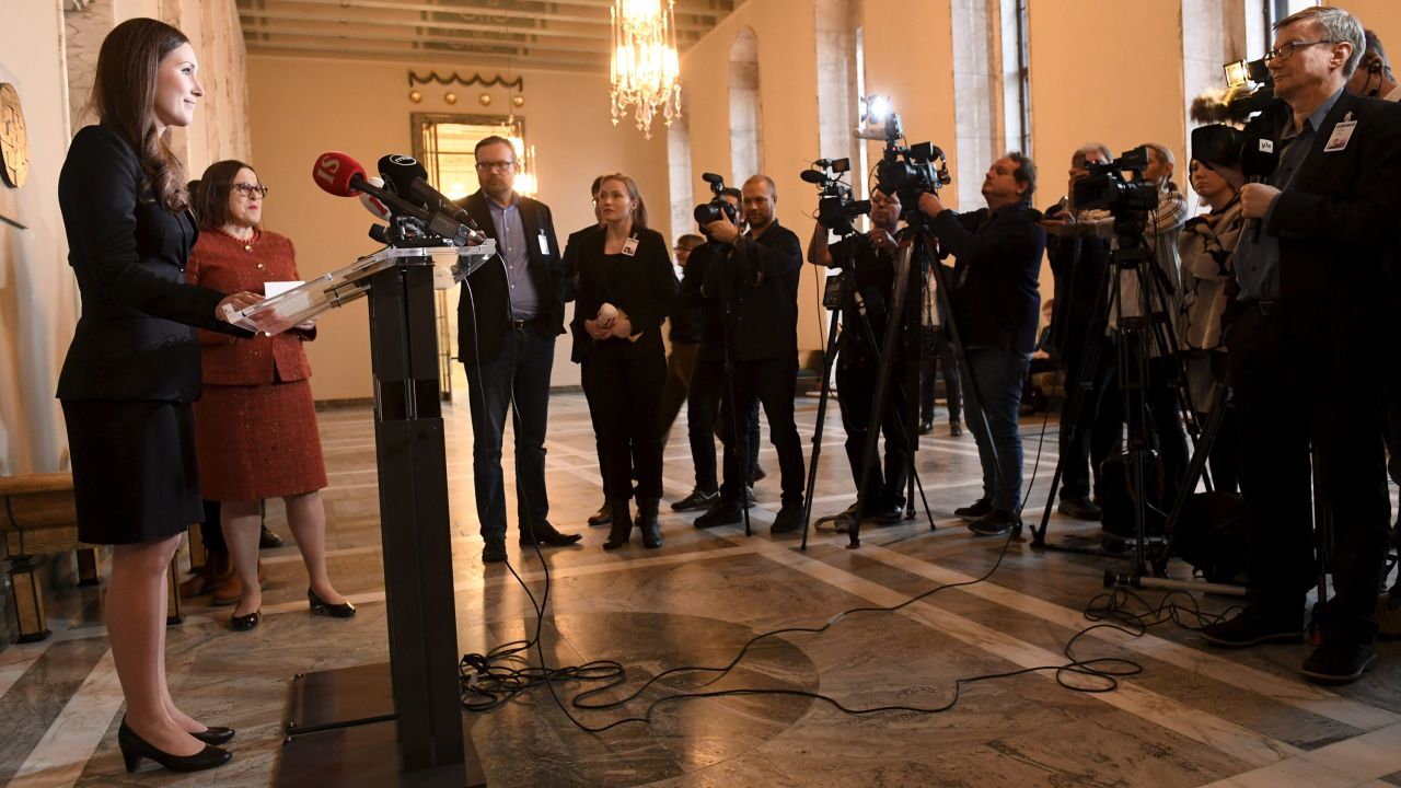Marin, 10 Aralık 2019'da Helsinki'de Finlandiya Parlamentosu'nun bir oturumunda yemin ettikten sonra medyaya konuşuyor.
