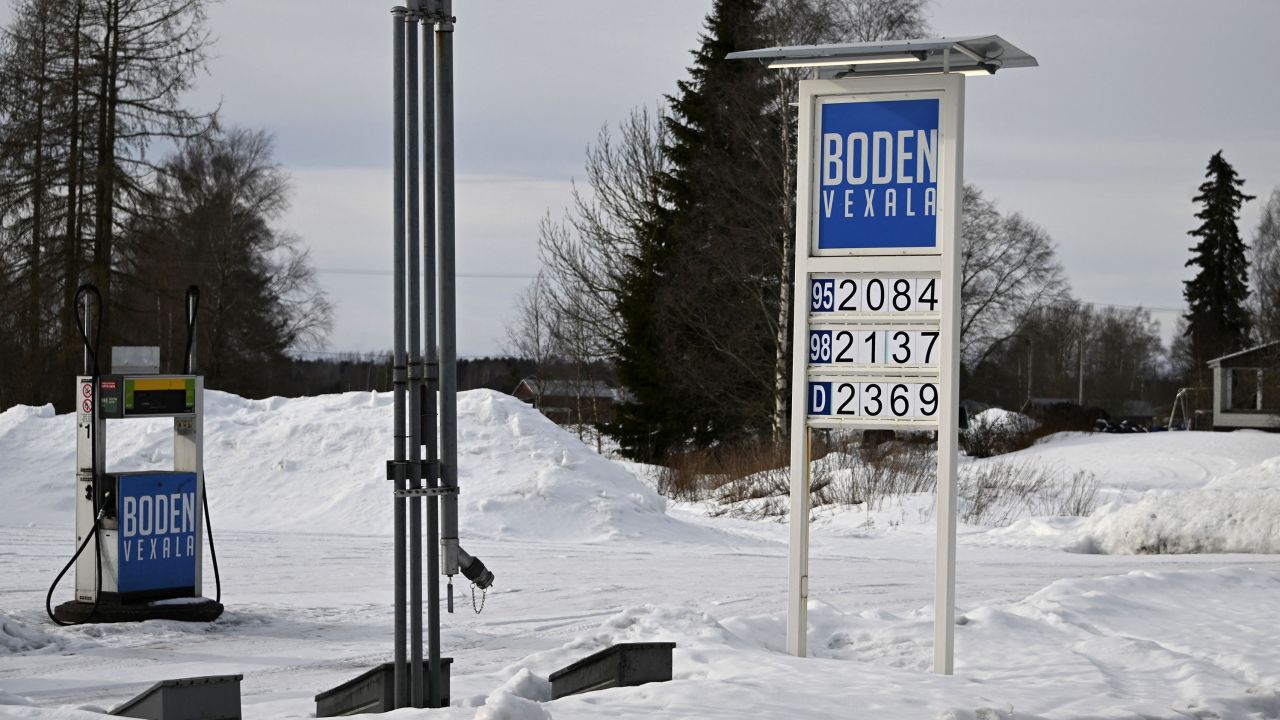 10 Mart 2022'de Finlandiya'nın batısındaki Vexala'daki bir Boden yakıt istasyonunda litre başına 2 avronun üzerinde yakıt fiyatları.