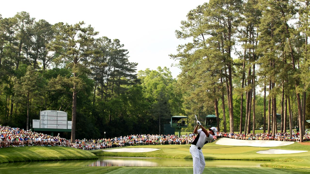 McIlroy drive dari tee ke-16 selama putaran kedua.