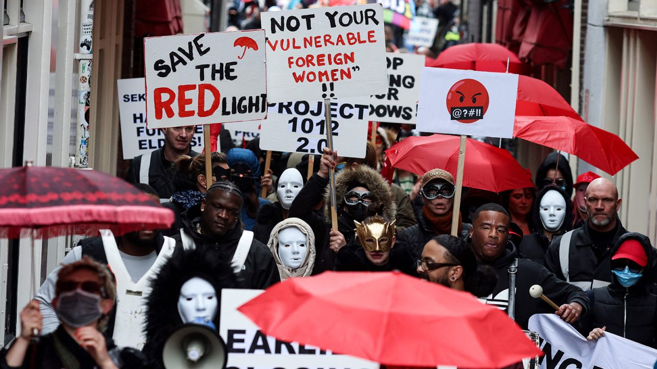 کارگران جنسی و هواداران در تظاهراتی برای اعتراض به طرح‌های بستن چراغ قرمز در منطقه تاریخی شهر شرکت می‌کنند.
