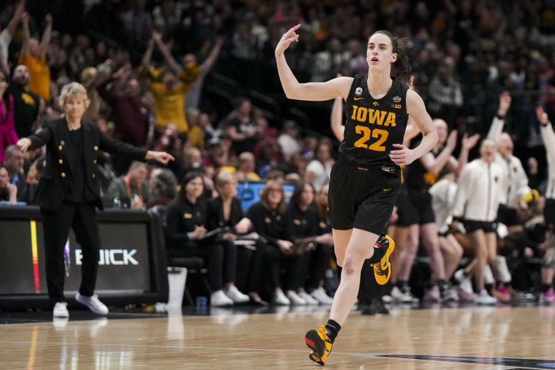 Record-breaking Caitlin Clark Leads No.2 Iowa To Stunning Victory Over ...