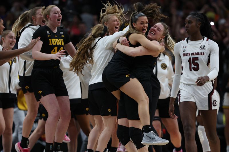 Record-breaking Caitlin Clark Leads No.2 Iowa To Stunning Victory Over ...