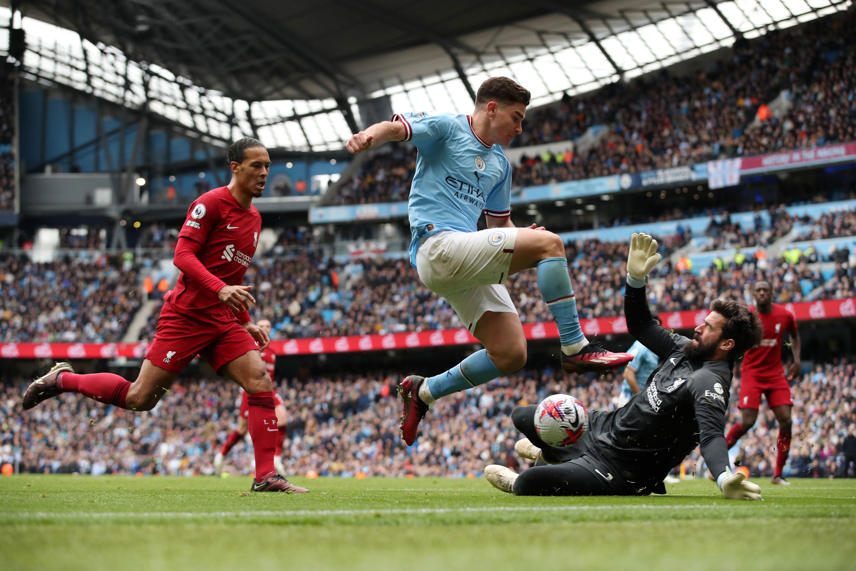 City não aproveita vantagem e cede empate ao Liverpool, mas continua líder  do Inglês