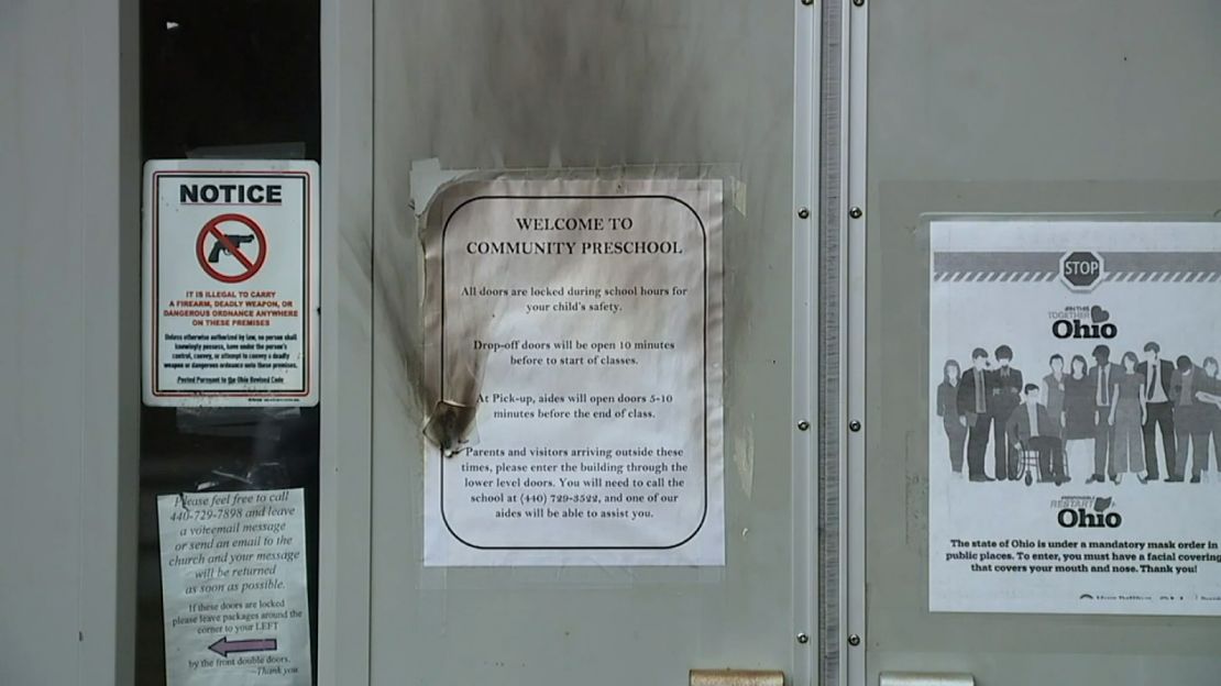 Виждат се белези от изгаряне на вратата на общностната черква на Честърланд (CCC), в Честърланд, Охайо.