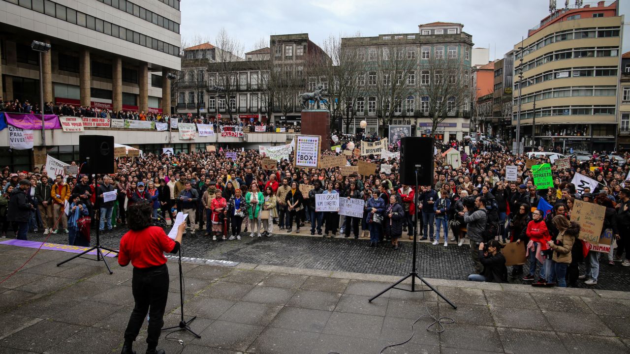 Thousands of people staged a demonstration for the right to fair and accessible housing and for the end of property speculations in the northwestern city of Porto in Portugal on Saturday.