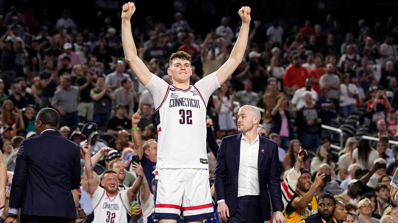 Connecticut center Donovan Clingan celebrates after defeating Miami.