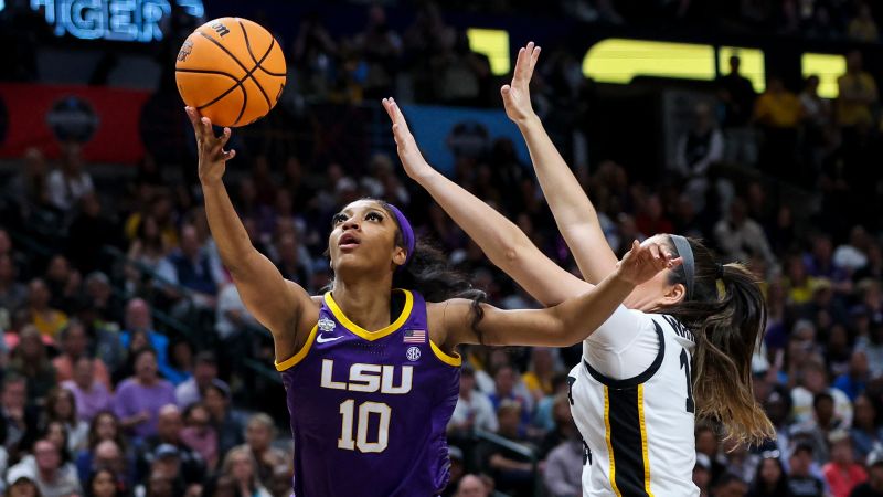 Photos: Iowa and LSU play for national title | CNN