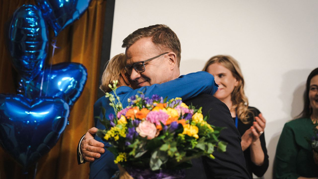 El presidente de la Coalición Nacional, Petteri Urbu, celebra con sus seguidores después de las elecciones parlamentarias finlandesas, el 2 de abril de 2023, en Helsinki.