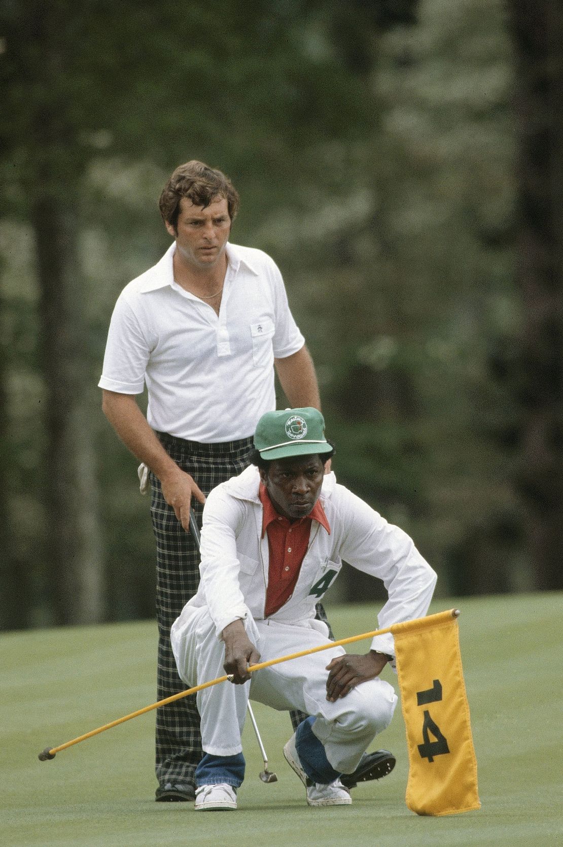 Beard helps Zoeller line up a putt at the 1979 Masters.