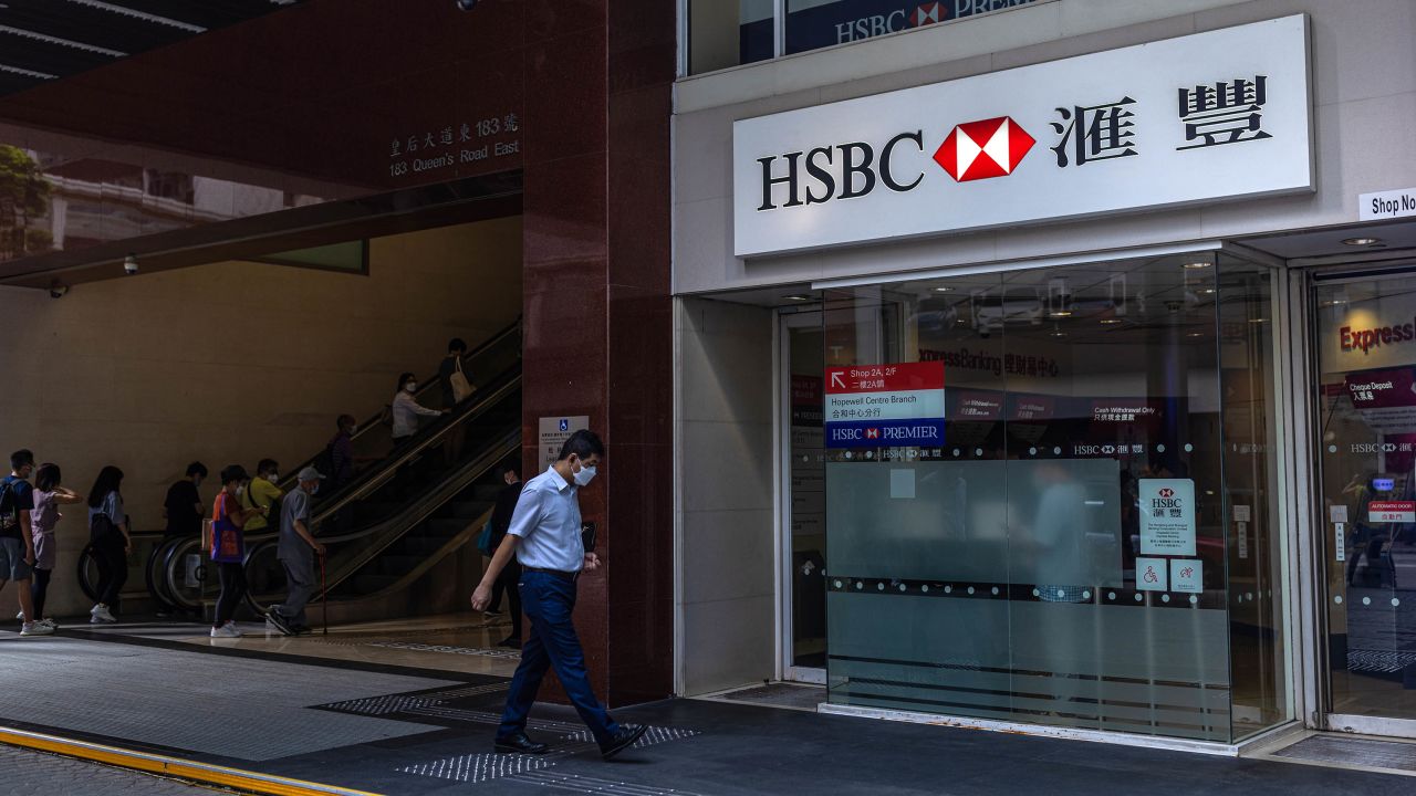 Geçen Temmuz ayında Hong Kong'da bir HSBC bankası şubesi.  HSBC, aynı zamanda en önemli pazar olan kentte pek çok bireysel yatırımcının portföyünde yer alıyor.
