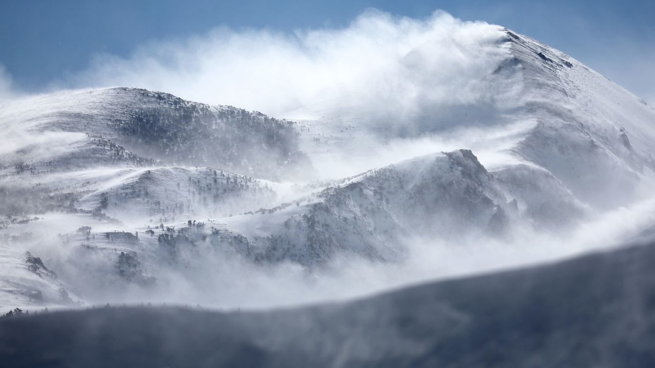 میموتھ لیکس، کیلیفورنیا کے قریب 29 مارچ کو پہاڑی چوٹیوں پر برف باری ہو رہی ہے۔ 