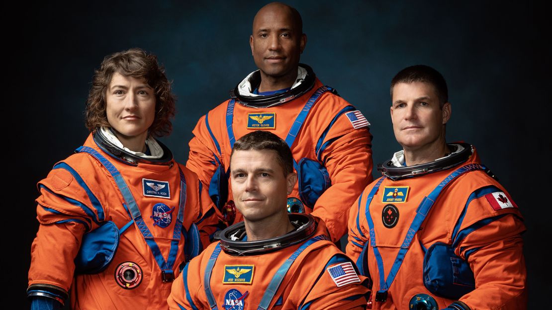 Zu den Besatzungsmitgliedern der Mondvorbeiflugmission Artemis II gehören (von links): die NASA-Astronauten Christina Koch, Victor Glover, Reid Wiseman (im Vordergrund) und der Astronaut der kanadischen Raumfahrtbehörde Jeremy Hansen.
