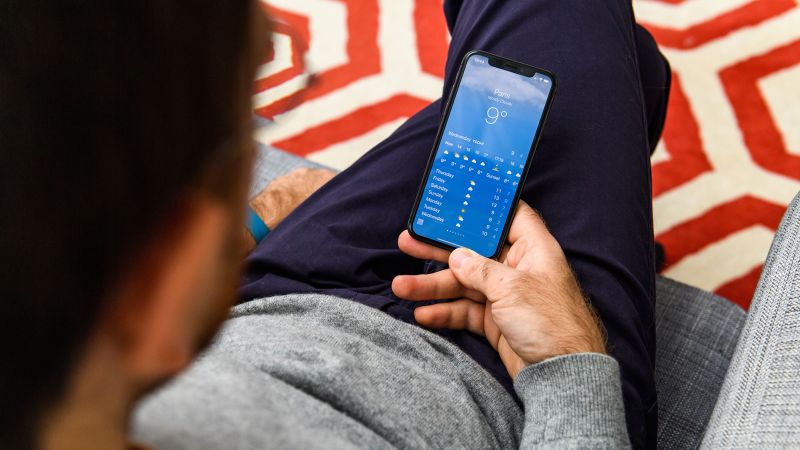 NextImg:Apple's Weather app briefly went down and rained on everyone's morning | CNN Business