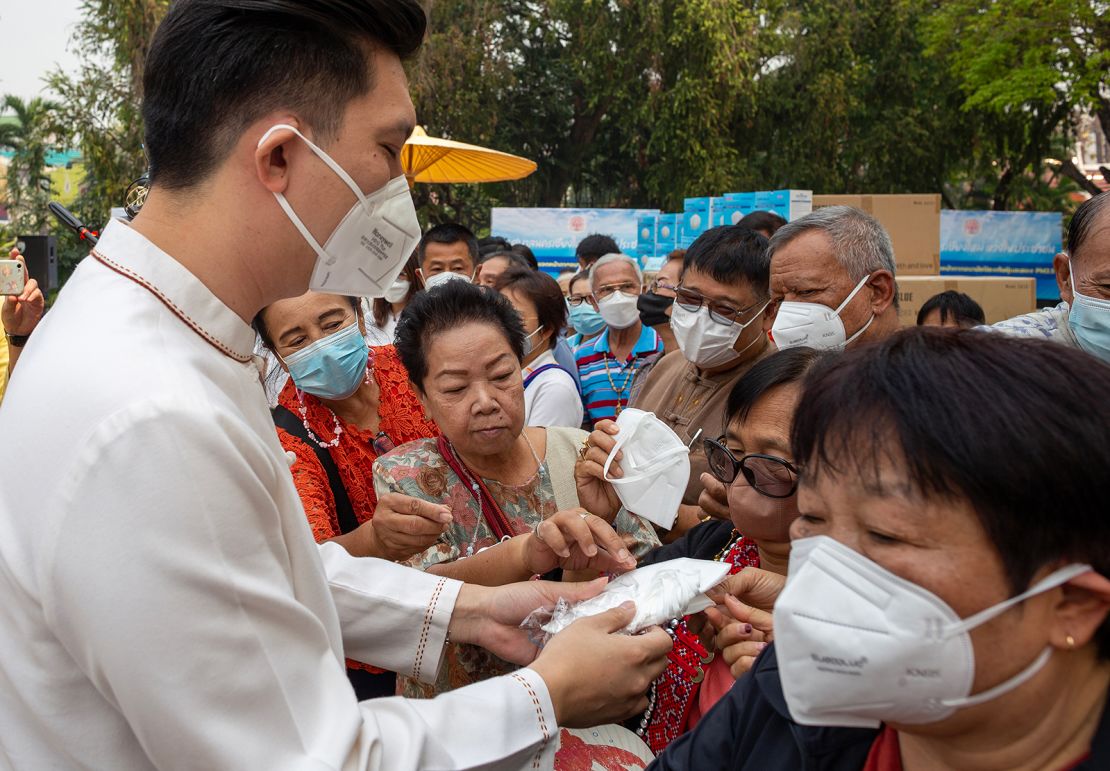Chiang Mai's mayor Asanee Buranupakor distributes KN95 masks to residents on 30 March, 2023. 