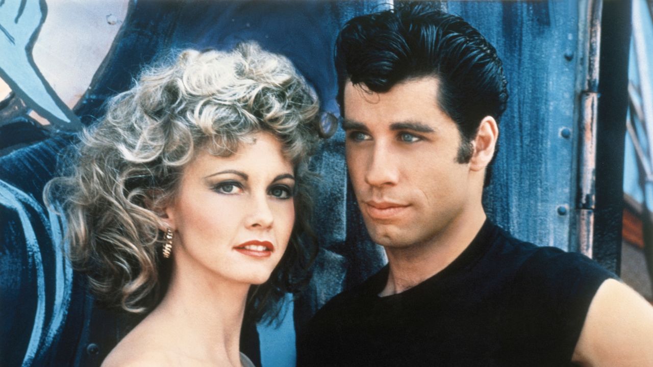 Olivia Newton-John dan John Travolta pada set Grease, diarahkan oleh Randal Kleiser, 1978.