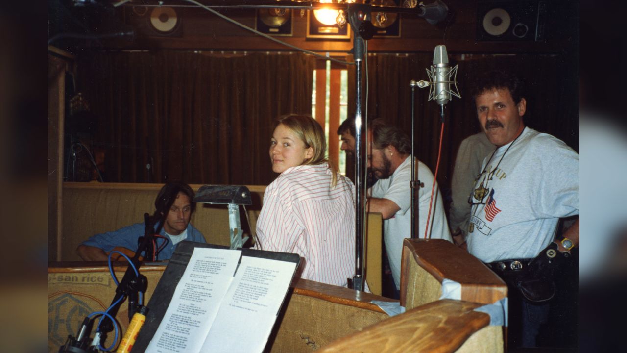 Rakaman Jewel di studio peribadi Neil Young di Redwood City, California pada tahun 1994.