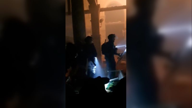 Video: Israeli police clash with Palestinians inside Jerusalem’s al-Aqsa mosque | CNN