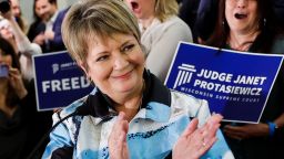 Wisconsin Supreme Кандидатът за съда Джанет Протасевич празнува след обявяването на надпреварата за нея по време на партито за нощно наблюдение в Милуоки, Уисконсин, САЩ, 4 април 2023 г. 