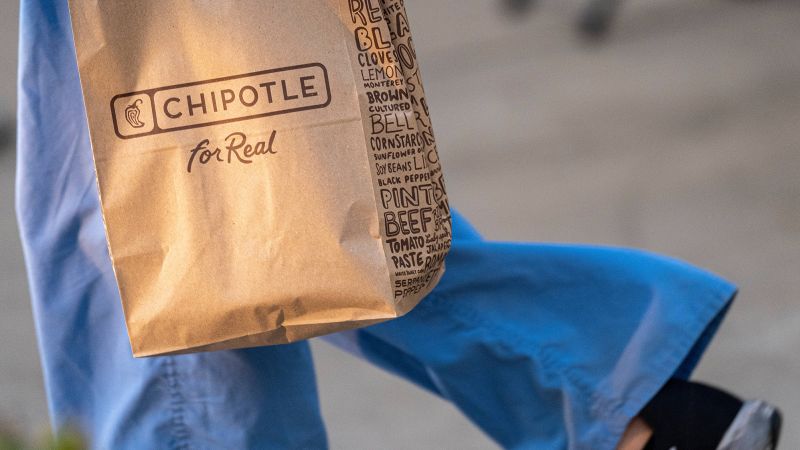 NextImg:Chipotle accuses Sweetgreen of trademark infringement over its 'chipotle chicken' bowl | CNN Business
