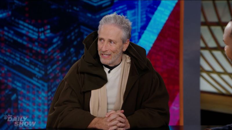 Ex-host returns to ‘The Daily Show’ dressed as Star Wars character | CNN Business
