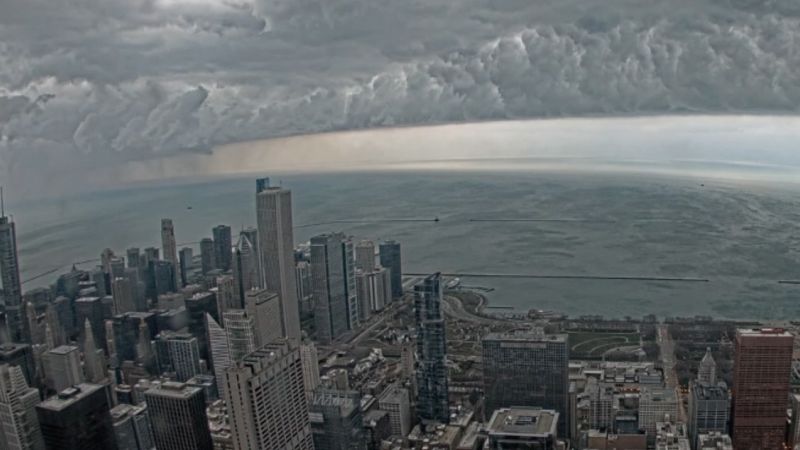 Watch: Massive shelf cloud darkens sky over downtown Chicago | CNN